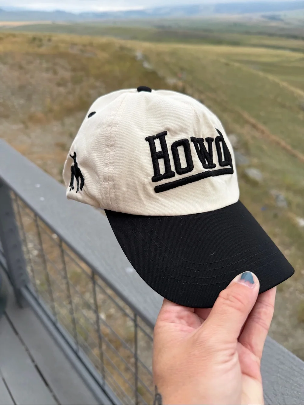 Howdy Embroidered Two-Tone Baseball Cap - Black & Cream